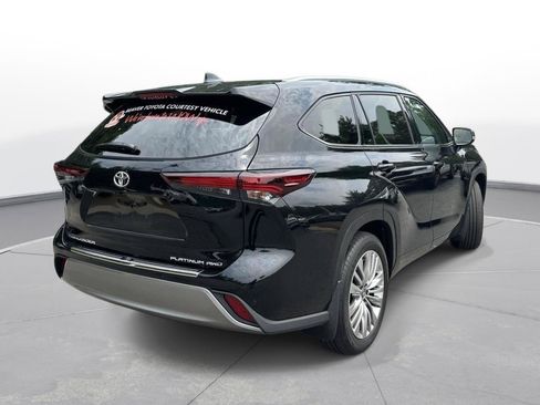 Certified 2025 Toyota Highlander Platinum AWD/4WD image 10