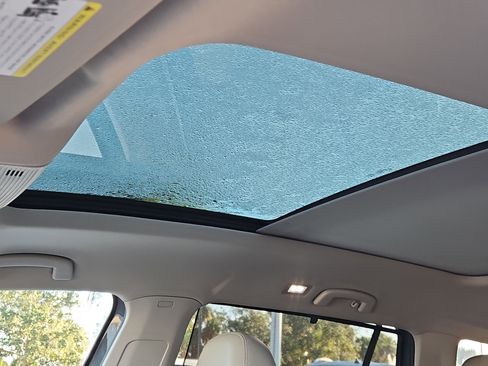 Certified 2025 Volkswagen Atlas SE image 27