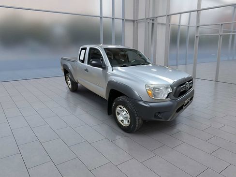 Used 2015 Toyota Tacoma 4x4 Access Cab V6 w/ Convenience Package image 2