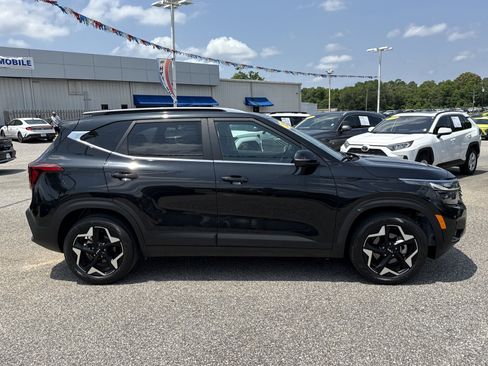 Used 2025 Kia Seltos EX FWD image 2