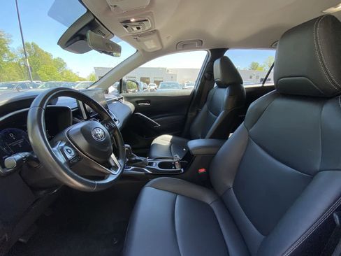 Used 2025 Toyota Corolla Cross XLE AWD/4WD image 16