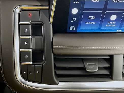 Used 2022 Chevrolet Tahoe Z71 w/ Off-Road Capability Package image 18