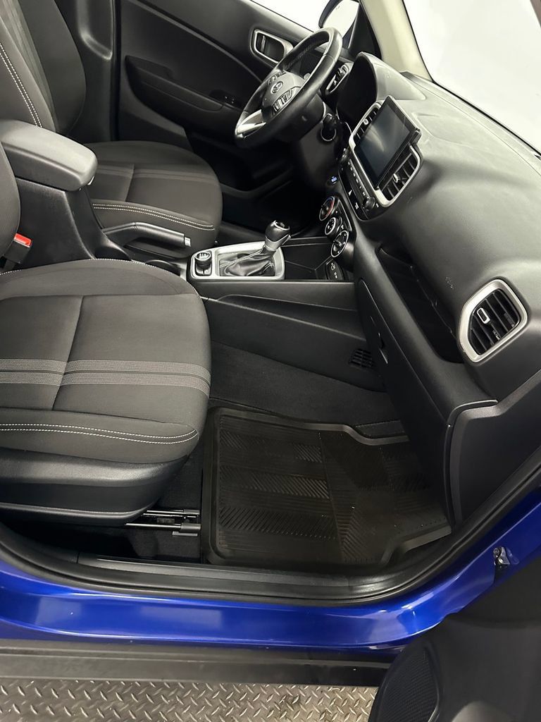 Used 2022 Hyundai Venue FWD image 35