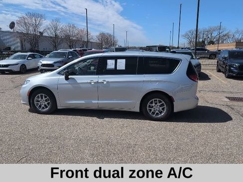 Used 2024 Chrysler Pacifica Touring-L image 3