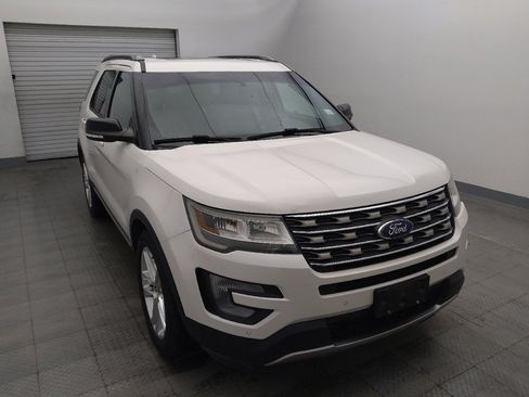 Used 2017 Ford Explorer XLT w/ Equipment Group 202A FWD image 14