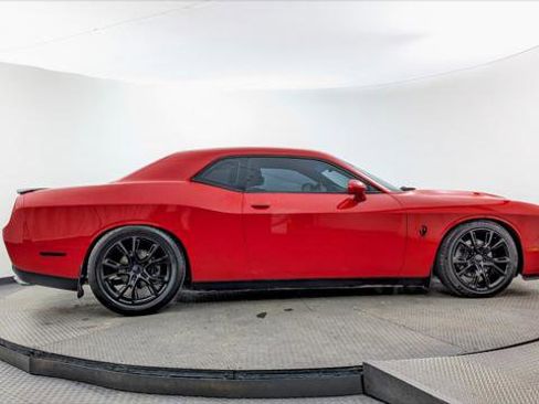 Used 2016 Dodge Challenger R/T image 9