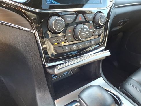 Used 2022 Jeep Grand Cherokee Limited image 24