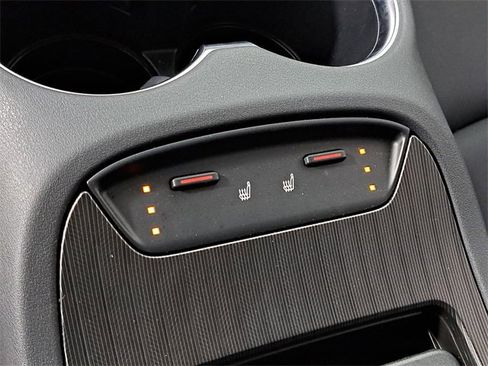 Used 2022 Toyota Venza XLE image 30