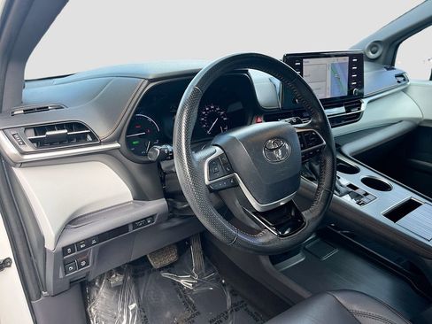 Used 2021 Toyota Sienna XSE w/ XSE Plus Package image 9