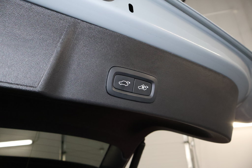 Used 2024 Volvo XC40 B5 Plus AWD/4WD image 18