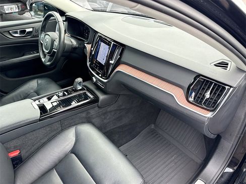 Used 2022 Volvo S60 T8 Inscription image 33