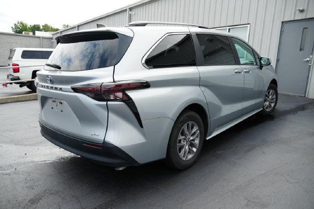 Used 2025 Toyota Sienna XLE FWD image 14