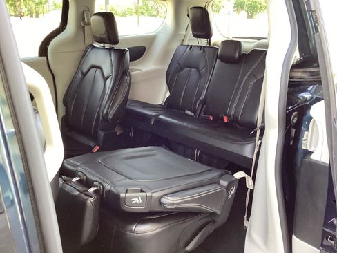 Used 2023 Chrysler Pacifica Touring-L FWD image 12