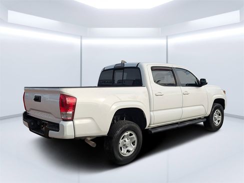 Used 2017 Toyota Tacoma SR image 3