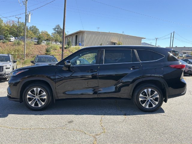 Used 2023 Toyota Highlander XLE AWD/4WD image 10
