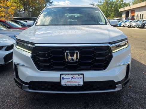New 2025 Honda Pilot Touring image 2