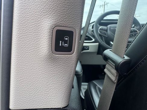 Used 2023 Chrysler Pacifica Touring-L FWD image 31