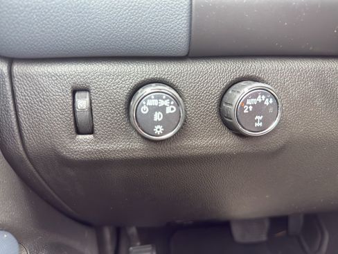 Used 2021 Chevrolet Colorado Z71 AWD/4WD image 18
