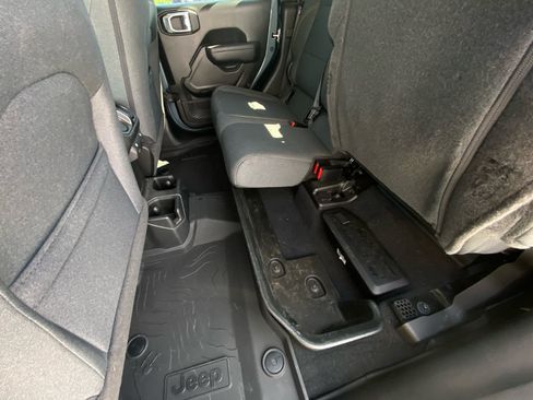 Used 2024 Jeep Gladiator Sport AWD/4WD image 9
