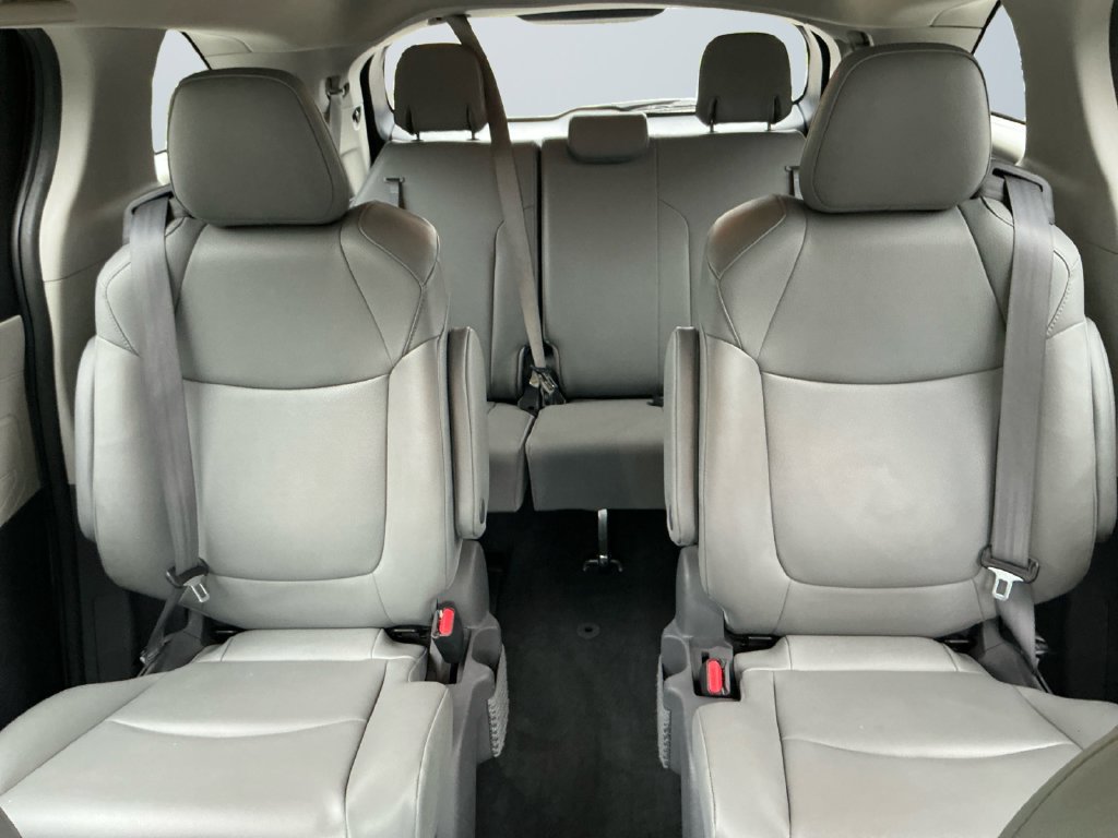 Used 2021 Toyota Sienna XLE w/ XLE Plus Package FWD image 14