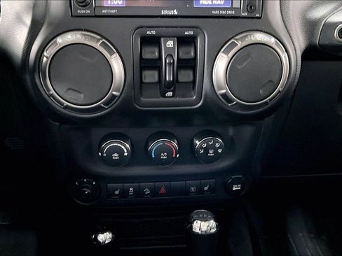 Used 2018 Jeep Wrangler Unlimited Sahara AWD/4WD image 15