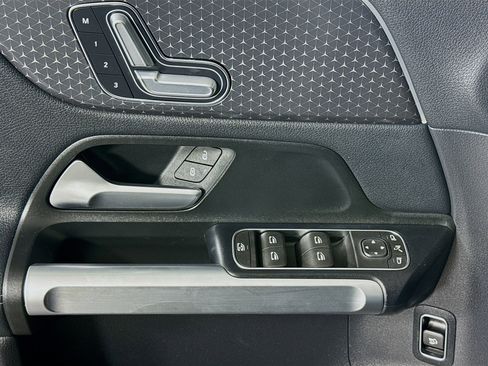 Used 2024 Mercedes-Benz EQB 300 4MATIC image 24