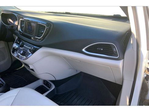 Used 2020 Chrysler Pacifica Touring-L image 14