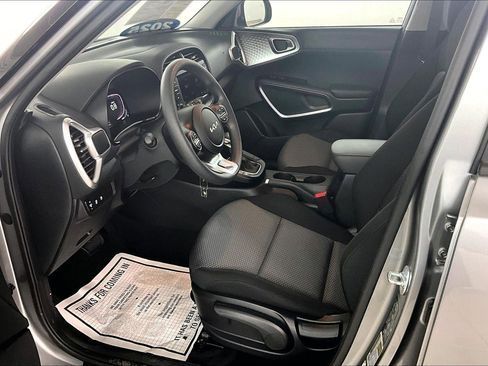 Used 2025 Kia Soul LX FWD image 17