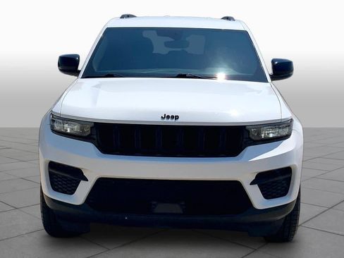 Used 2022 Jeep Grand Cherokee Altitude AWD/4WD image 6
