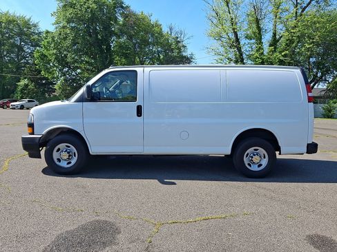 Used 2022 Chevrolet Express 2500 w/ Driver Convenience Package RWD image 4