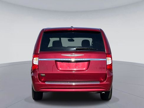 Used 2016 Chrysler Town & Country Touring image 4