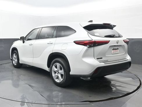 Used 2022 Toyota Highlander L FWD image 3