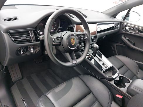 Certified 2025 Porsche Macan image 18