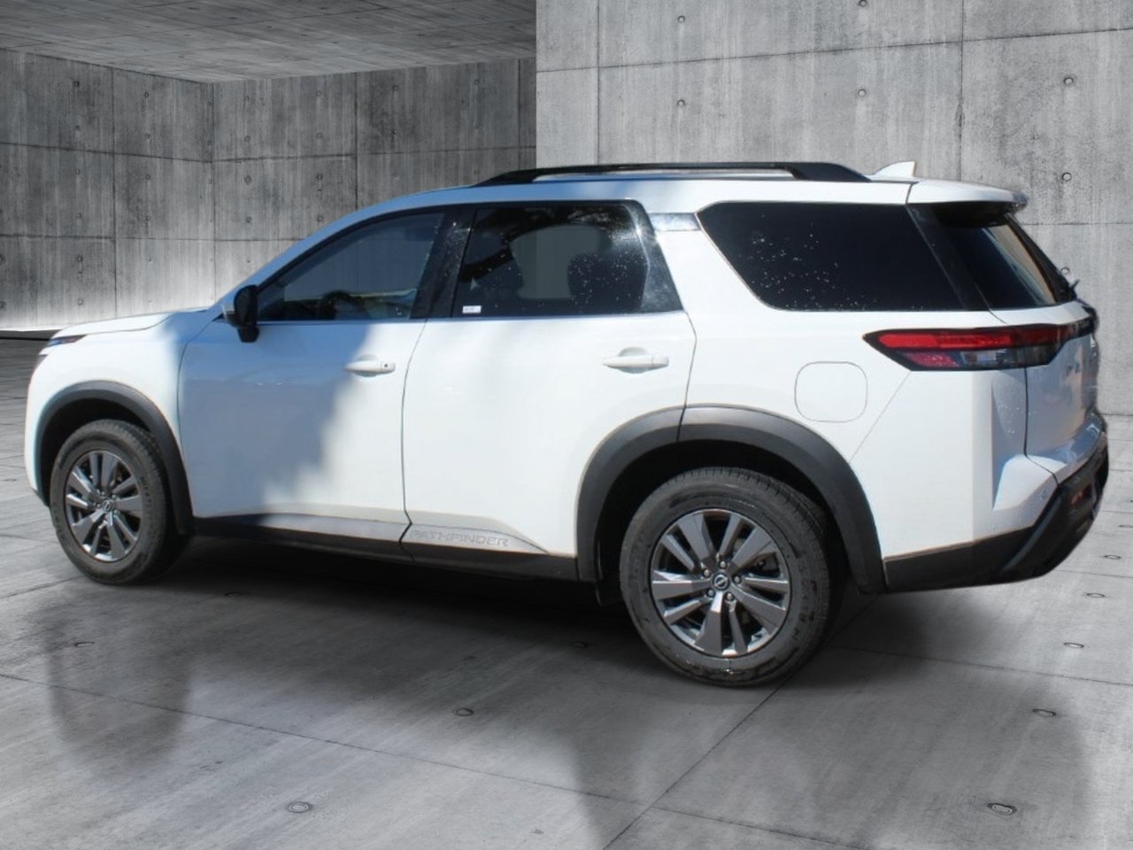 Used 2024 Nissan Pathfinder SV FWD image 3