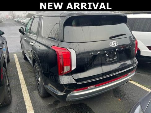 Used 2023 Hyundai Palisade Calligraphy image 2