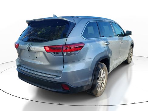Used 2017 Toyota Highlander XLE image 6