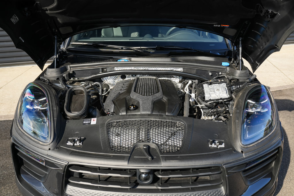 Certified 2026 Porsche Macan AWD/4WD image 10