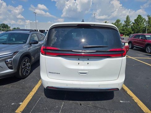 Used 2024 Chrysler Pacifica Touring-L FWD image 4