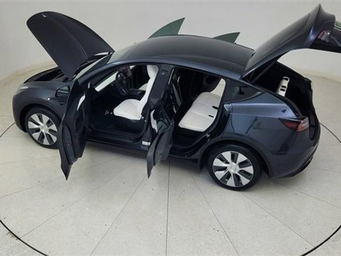 Used 2024 Tesla Model Y Long Range image 88