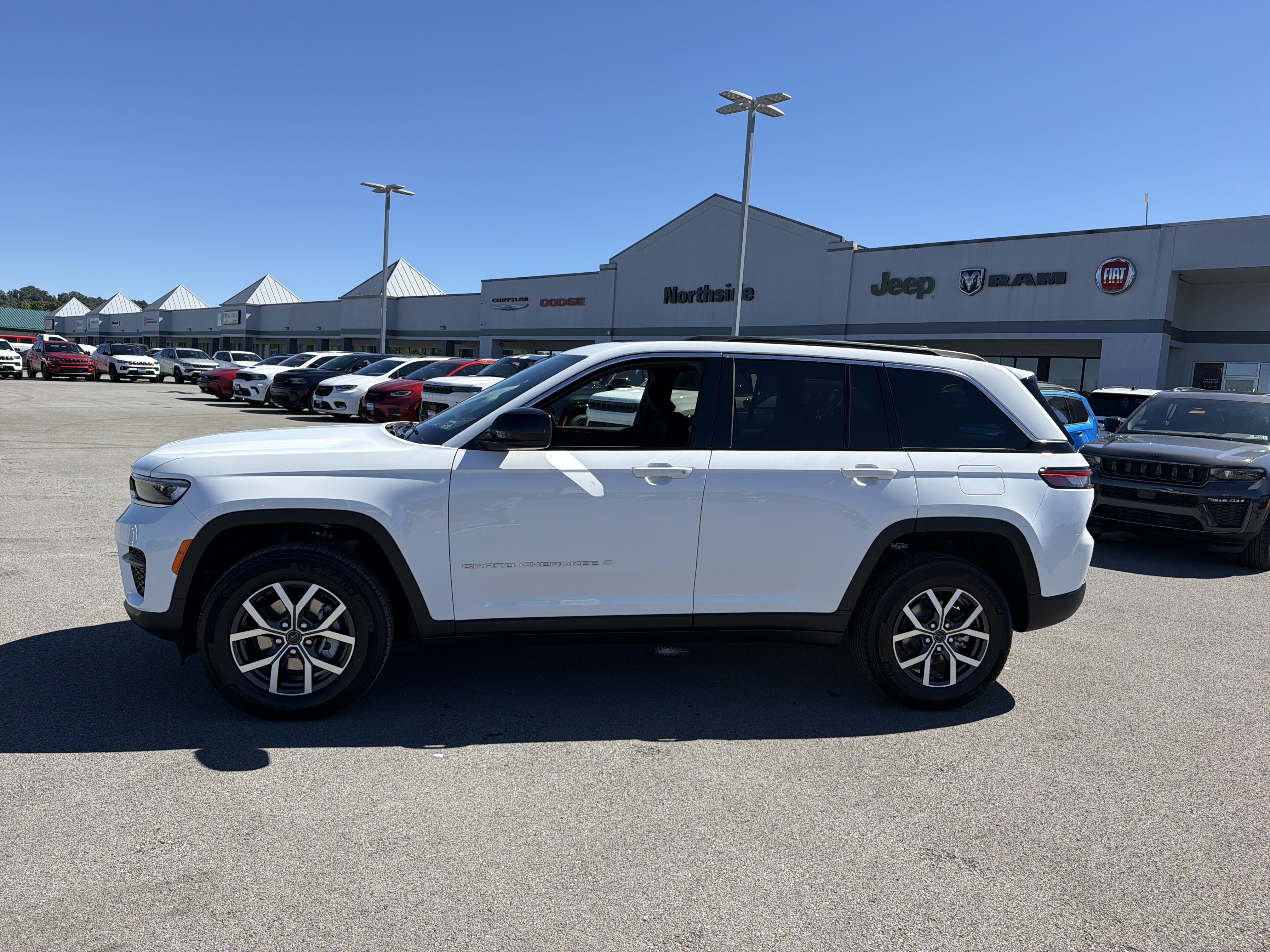 New 2027 Jeep Grand Cherokee Laredo X AWD/4WD image 10