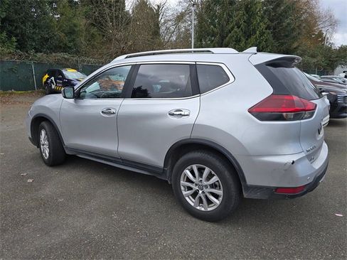 Used 2020 Nissan Rogue SV image 4