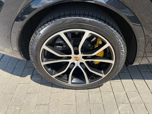 Used 2022 Porsche Cayenne Turbo S AWD/4WD image 17