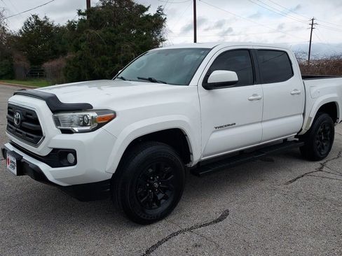 Used 2017 Toyota Tacoma SR5 w/ Tow Package image 7