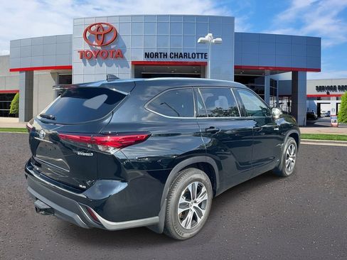 Used 2020 Toyota Highlander XLE AWD/4WD image 7