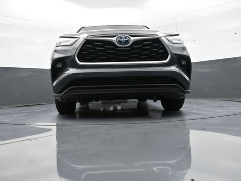 Used 2022 Toyota Highlander XLE AWD/4WD image 29