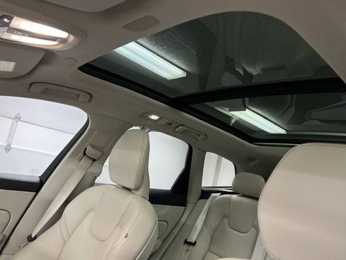 Used 2022 Volvo XC60 B5 Momentum w/ Advanced Package image 19