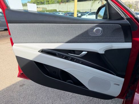 Used 2025 Hyundai Elantra Limited image 20