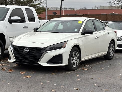 Used 2025 Nissan Altima 2.5 S image 2