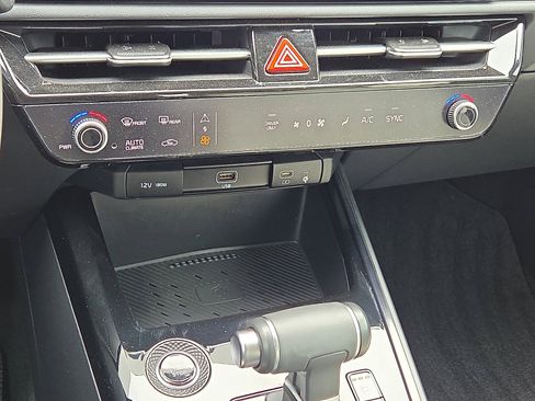 Used 2025 Kia Niro EX image 19