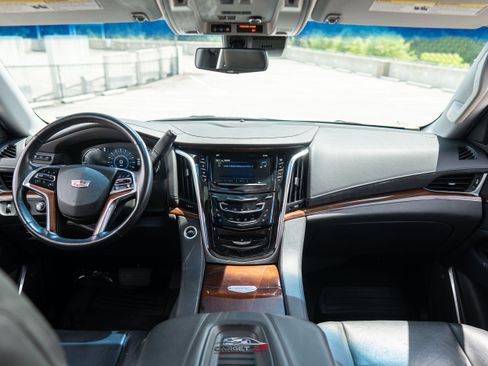 Used 2019 Cadillac Escalade ESV Premium Luxury AWD/4WD image 14